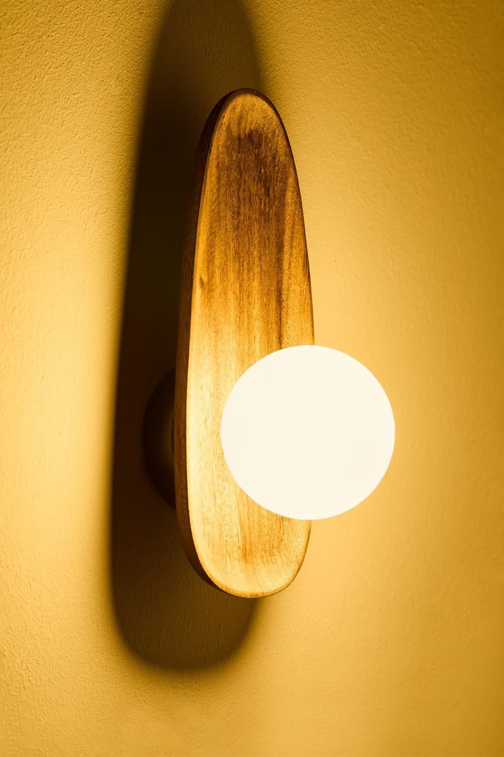 Acaciahouten wandlamp Freidy, galerij beeld 3