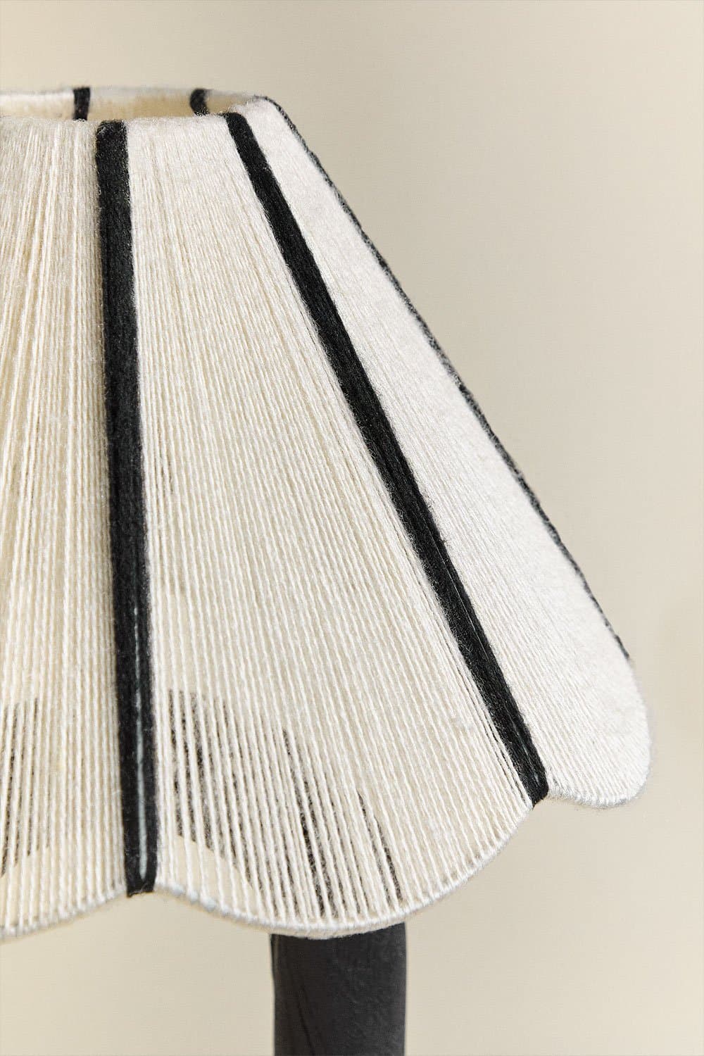 Tafellamp van mangohout en Loucia-wol, galerij beeld 5