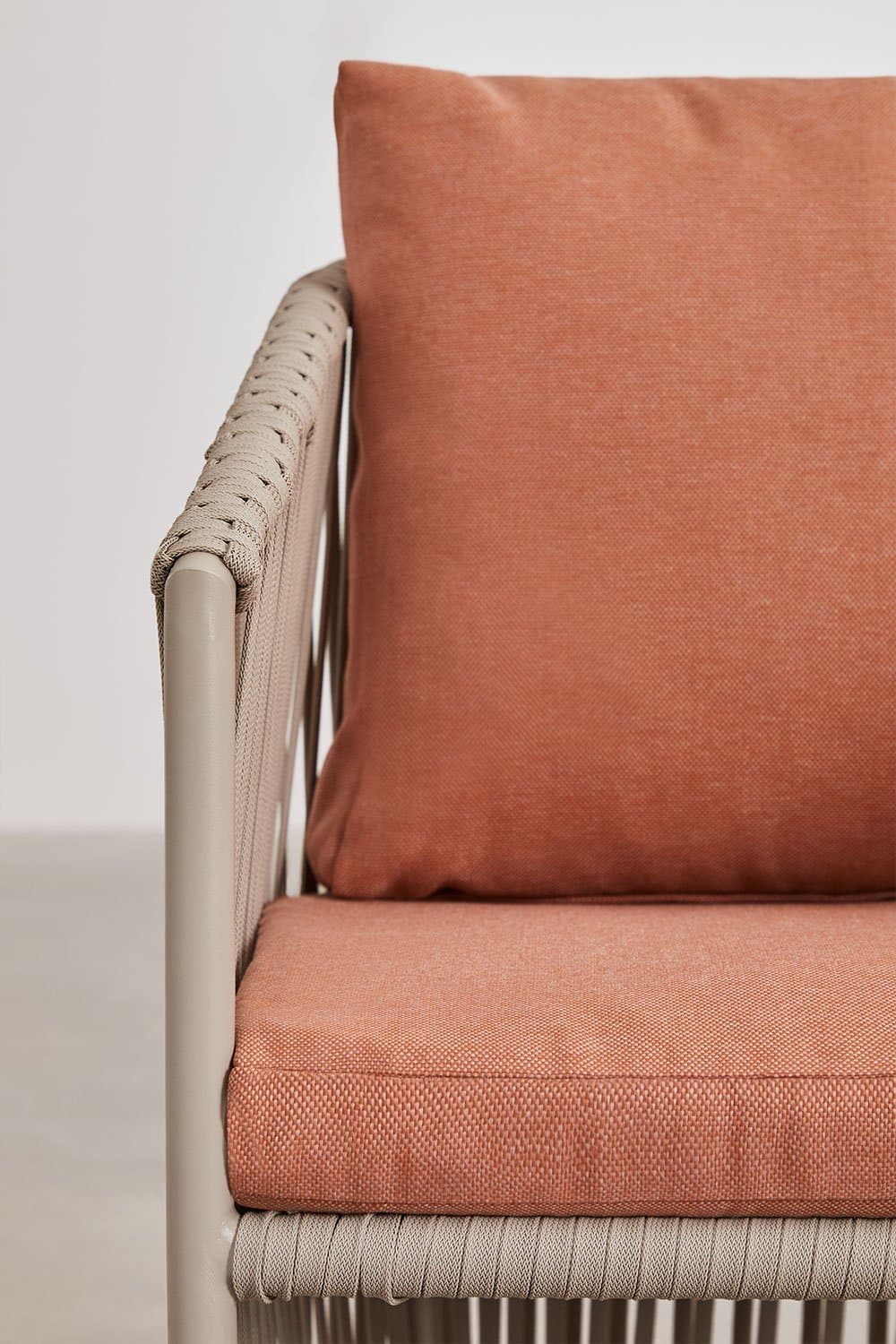 Sophie tuinstoel met armleuningen in aluminium en gevlochten touw, galerij beeld 5