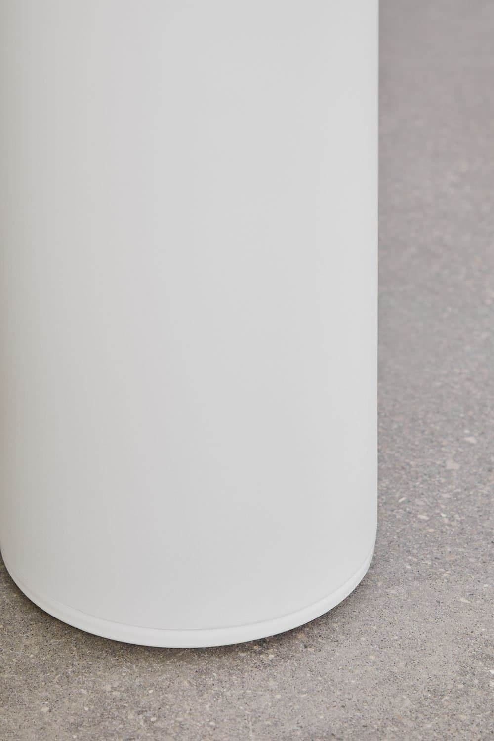 Ronde tafelset Arken, Ø120 cm, in keramiek en aluminium, en 4 Yervin tuinstoelen met armleuningen, in aluminium en bouclé stof., galerij beeld 4