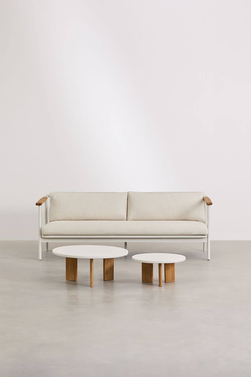 Tuinset met een 3-zitsbank in boucléstof en 2 Yervin aluminium salontafels, galerij beeld 2