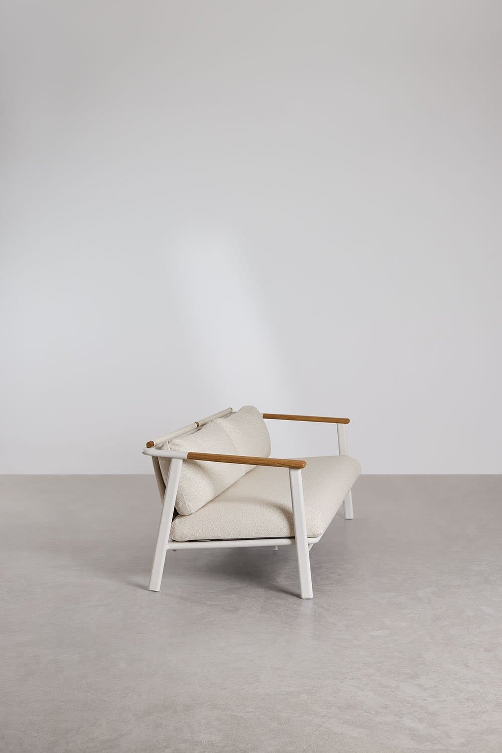 Tuinset met een 3-zitsbank in boucléstof en 2 Yervin aluminium salontafels, galerij beeld 4