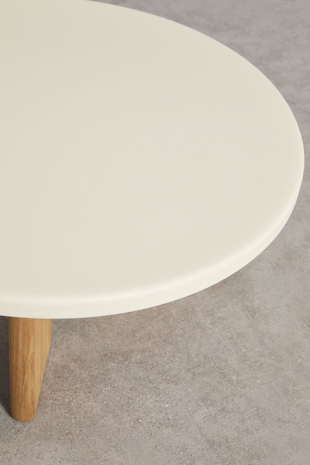 Tuinset met een 3-zitsbank in boucléstof en 2 Yervin aluminium salontafels, galerij beeld 9