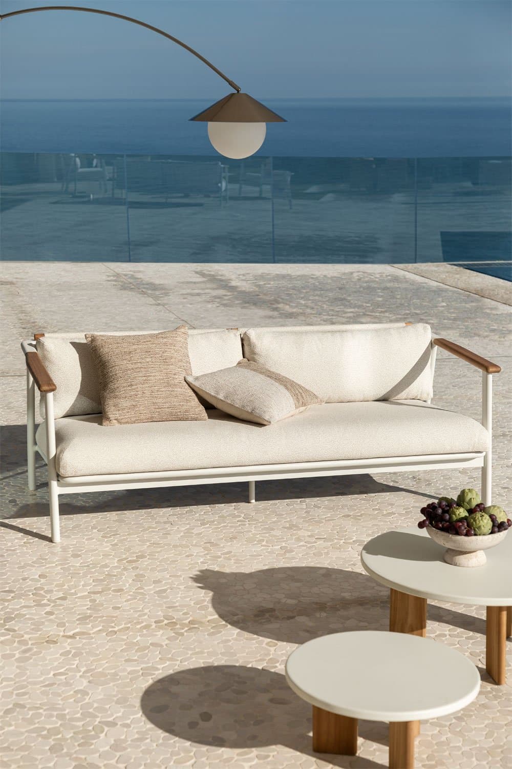 Tuinset met een 3-zitsbank in boucléstof en 2 Yervin aluminium salontafels, galerij beeld 1