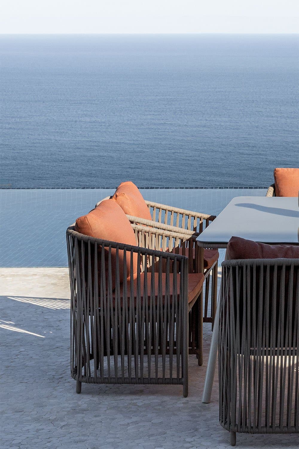 Sophie tuinstoel met armleuningen in aluminium en gevlochten touw, galerij beeld 1