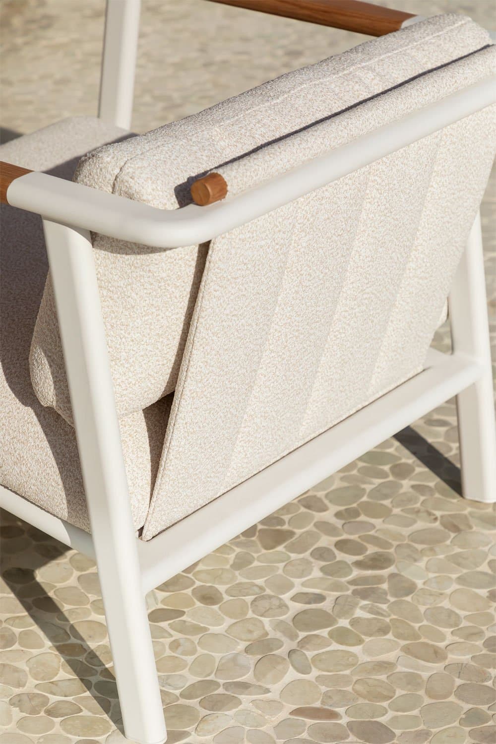 Tuinset met 3-zits bank in bouclé stof, 2 salontafels en 2 fauteuils in aluminium Yervin, galerij beeld 2