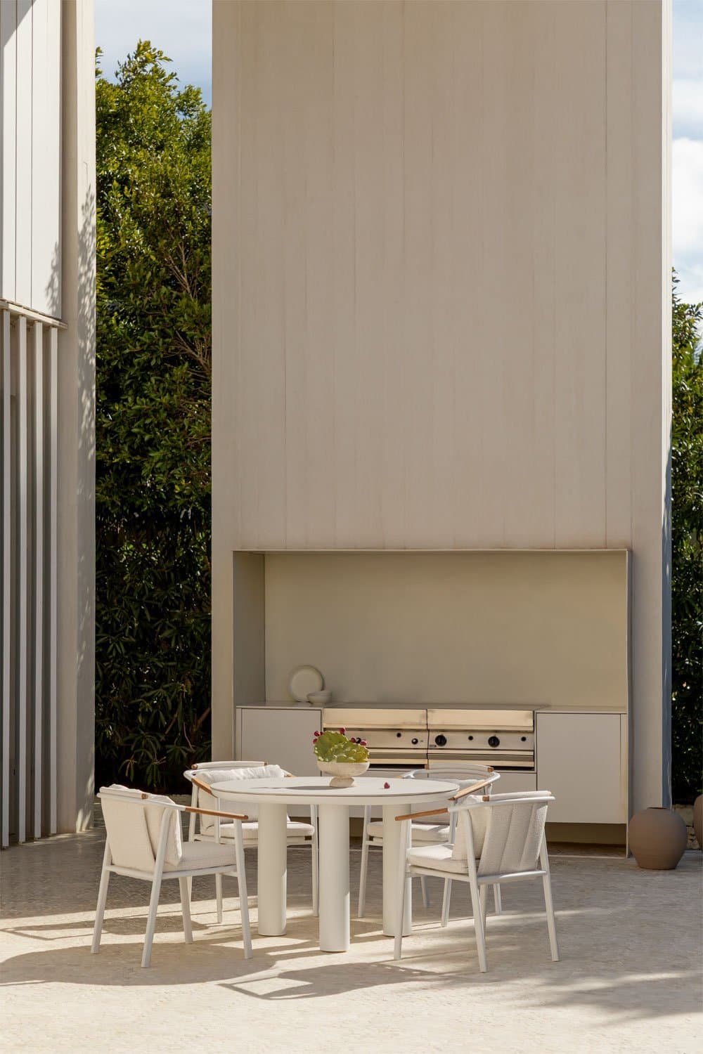 Ronde tafelset Arken, Ø120 cm, in keramiek en aluminium, en 4 Yervin tuinstoelen met armleuningen, in aluminium en bouclé stof., galerij beeld 1